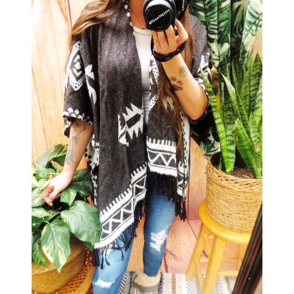 Reversible western boho aztec fringe kimono 🍂 - Picture 2 of 6